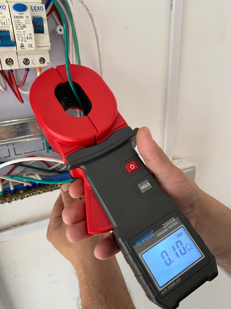 Medición de puesta a tierra con pinza digital ETCR 2000X Revenergy